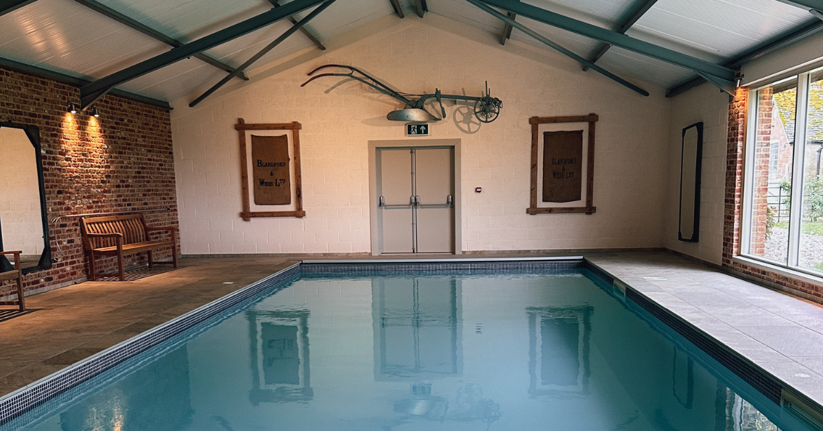 The pool, in the opposite corner is a sauna.